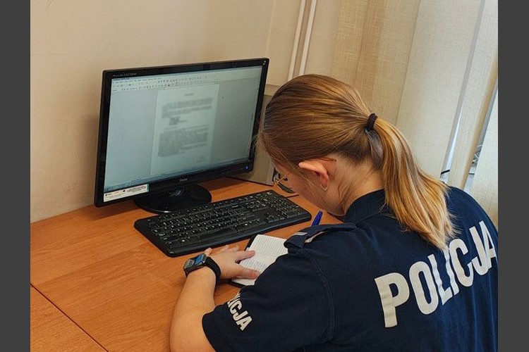 Policjantka wracała ze służby, zauważyła ranną kobietę i ruszyła z pomocą