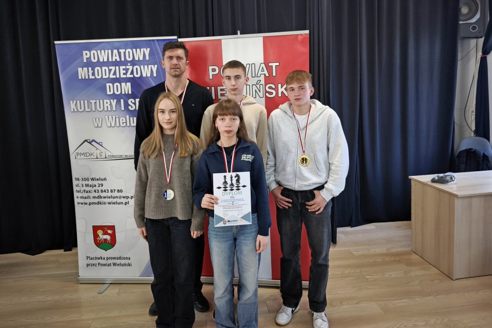 Uczniowie II LO w Wieluniu najlepsi w drużynowych mistrzostwach w szachach