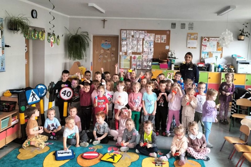 „Świeć przykładem – noś odblaski”. Policjantka uczyła przedszkolaków bezpieczeństwa na drodze