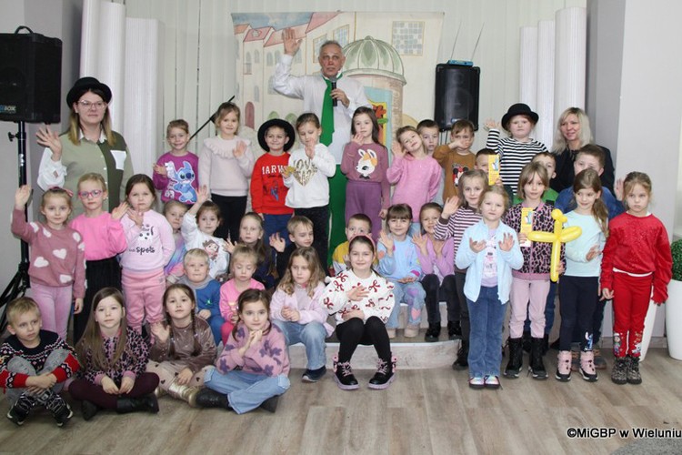 Kolorowy spektakl w wieluńskiej bibliotece. Dzieci bawiły się z Piotrkiem Kolorowym Nosem