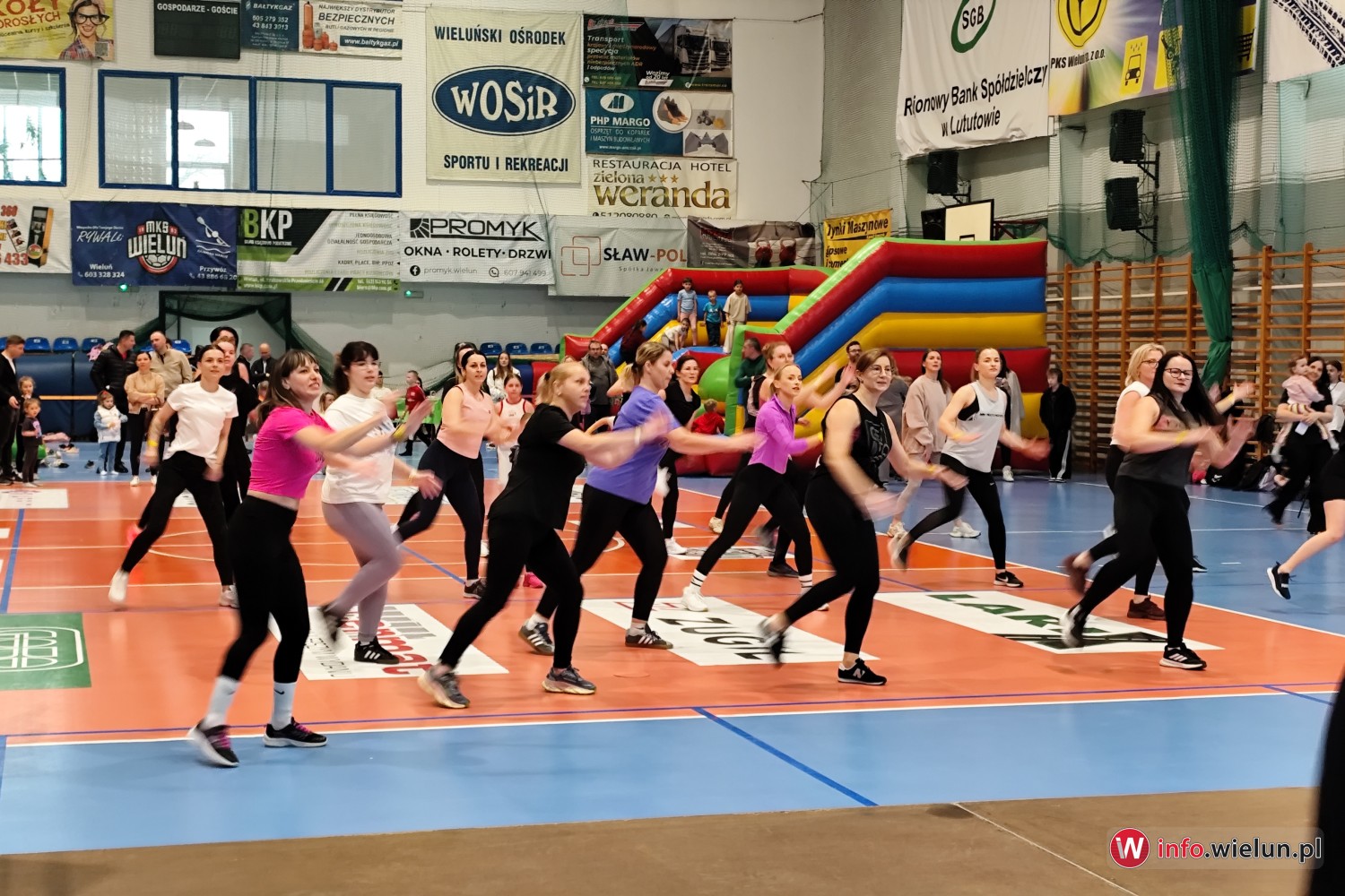 Sportowa energia dla Maksia. Wielunianie pokazali moc w hali WOSiR